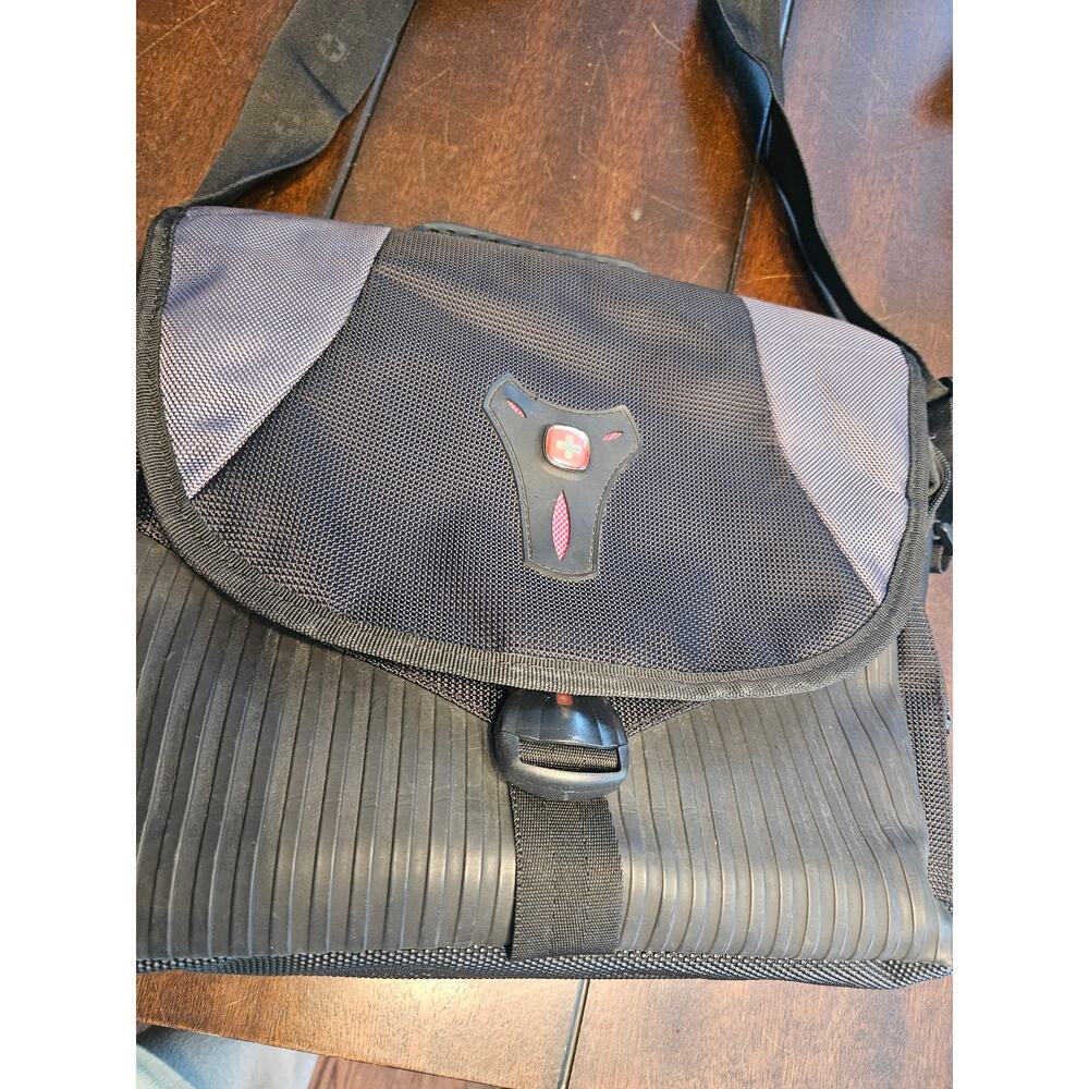 Swissgear "The Mythos" Large D/SLR Camera Case Black Gray Bag 12"W x 10"H x 6"D